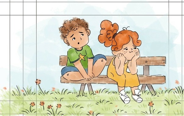 En la imagen se ve a un niño y una niña sentados en un banco de madera.
El niño es castaño, rizoso, viste pantalón corto azul y camiseta verde con una estrella amarilla en medio. Está sentado en el banco como los indios.
La niña es pelirroja y rizosa y tiene una coleta. Viste un peto amarillo y deportivas blancas. Tiene sus codos sobre las rodillas y pone sus manos en sus mofletes. 
Ambos tienen gesto de preocupación.