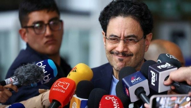 El senador Iván Cepeda compareixent davant la premsa el dia del judici (Reuters/Luisa González)