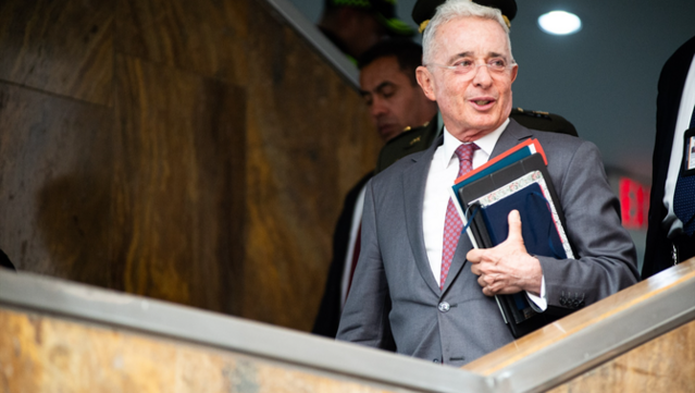 Álvaro Uribe arribant al judici el febrer passat (Europa Press/Contacto/Sebastian Barros)