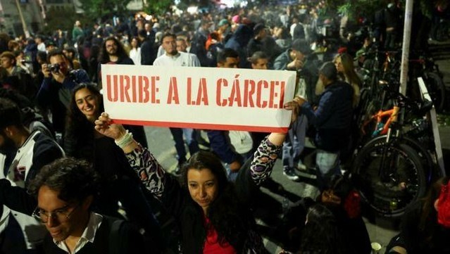 Les celebracions pels carrers de Bogotà s'han allargat durant bona part de la nit (Reuters/Luisa González)