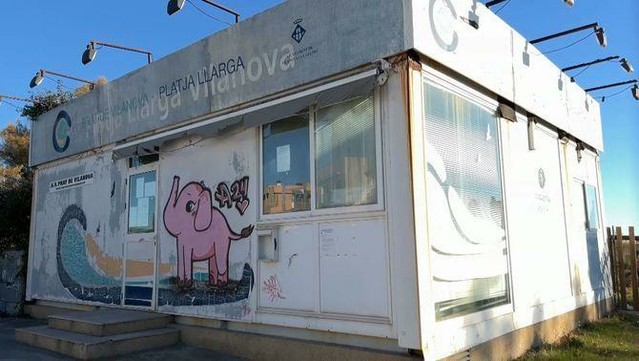 La caseta on es venien els pisos de la Platja Llarga en estat d'abandonament l'any 2023 (3Cat)