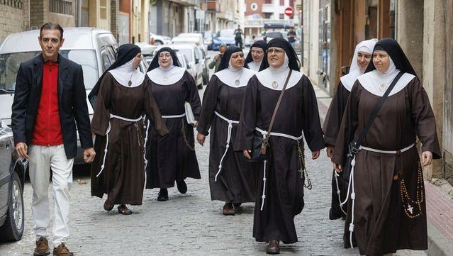 Les monges de Belorado --dues han abandonat el monestir-- arriben al Jutjat de Briviesca a Burgos (EFE/Santi Otero)