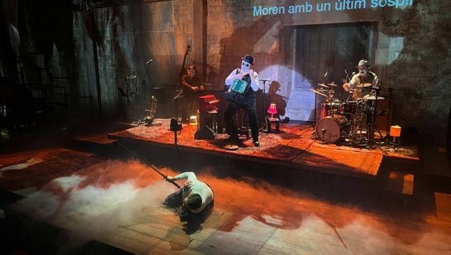 Un moment d'"A Macbeth Song", de La Perla 29 i The Tiger Lillies, a la Biblioteca de Catalunya (ACN/Pere Francesch)
