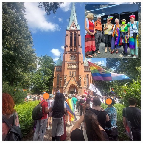 Bunte Demogruppe vor Kirche in Bautzen, Omas gR aus Berlin dabei