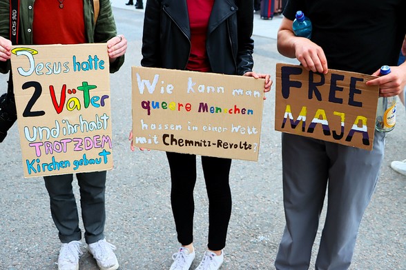 Drei Personen mit Plakaten.
"Jesus hatte 2 Väter und ihr habt trotzdem Kirchen gebaut."
"Wie kann man queere Menschen hassen in einer Welt mit Chemnitz Revolte?"
"FREE MAJA"