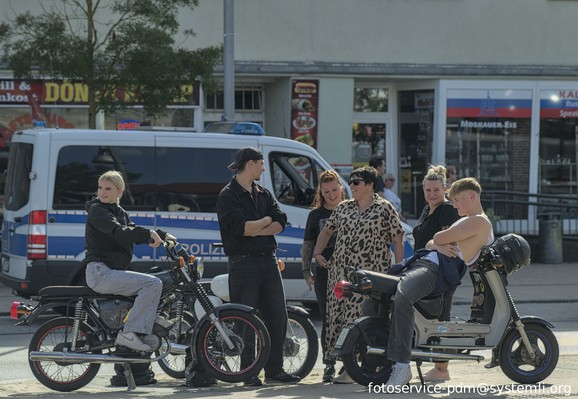 junge neonazis sitzen auf ihren simson und beobachten die csd parade