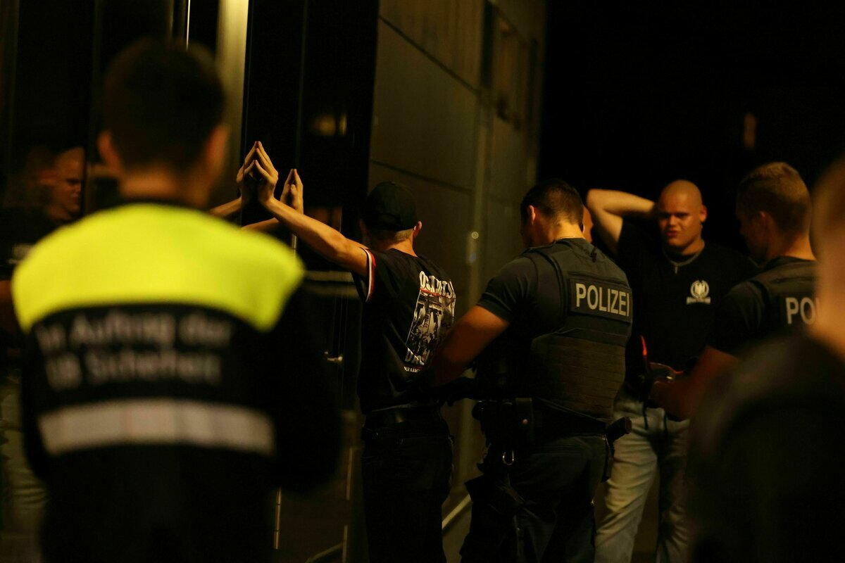 Neonazis in einer Polizeimaßnahme