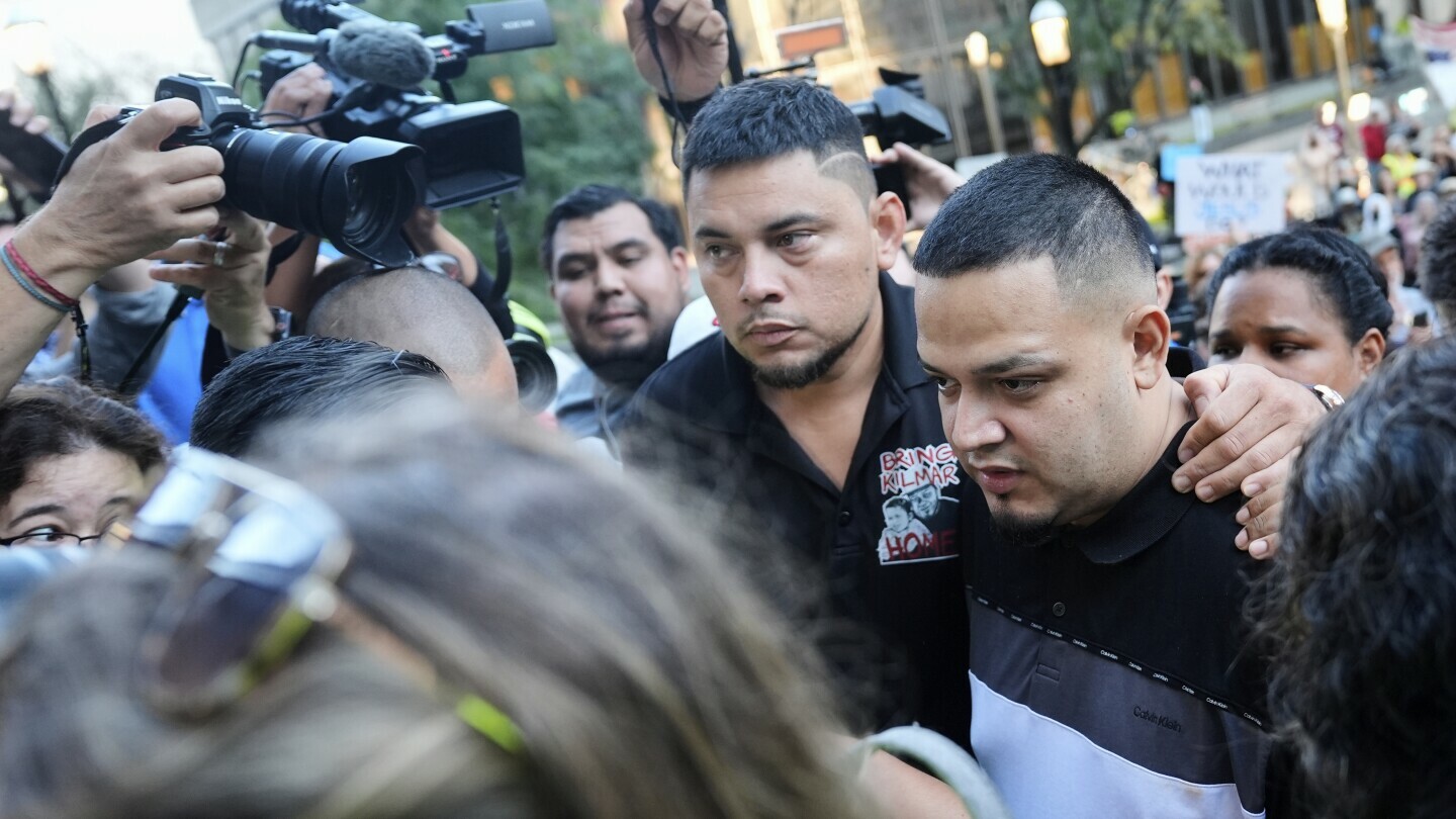 Kilmar Ábrego García, a la derecha, y su hermano César Ábrego García, al centro, llegan a la oficina del Servicio de Inmigración y Control de Aduanas, el lunes 25 de agosto de 2025, en Baltimore. (AP Foto/Stephanie Scarbrough)